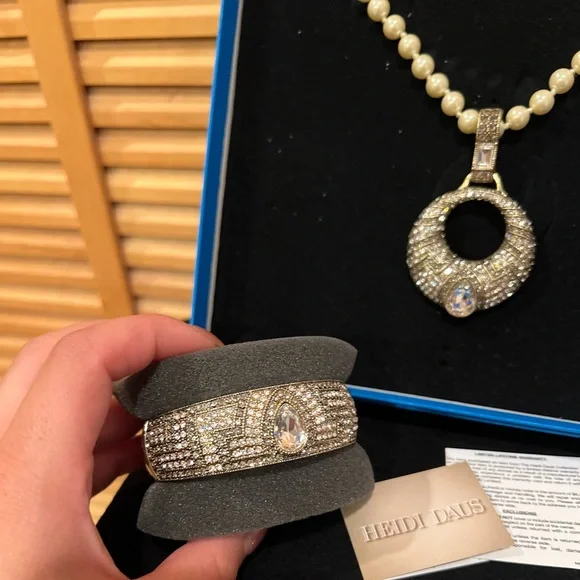 Heidi Daus White Pearl & Crystal Necklace/Bracelet Set 🤍💎 - Picture 10 of 13